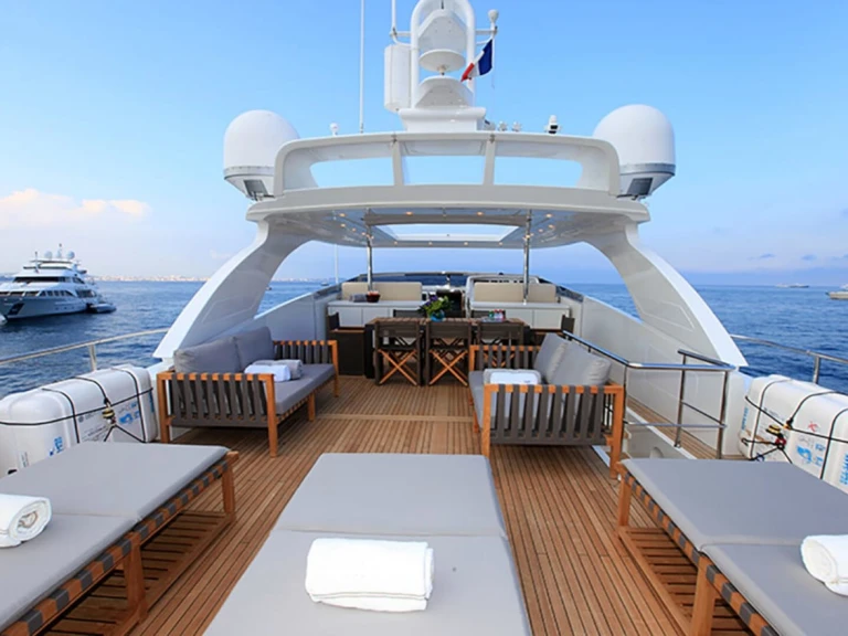 Luxury Yacht rental with or without captain San Lorenzo Cancún