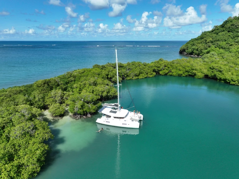 Catamaran rental in Le Marin - Lagoon Lagoon 42
