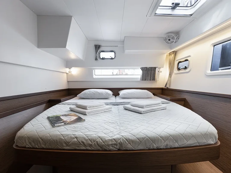 Yacht charter Lefkáda cheap Lagoon 42