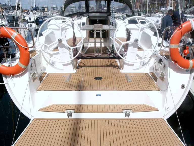 Rent a Bavaria Cruiser 41S Heiligenhafen