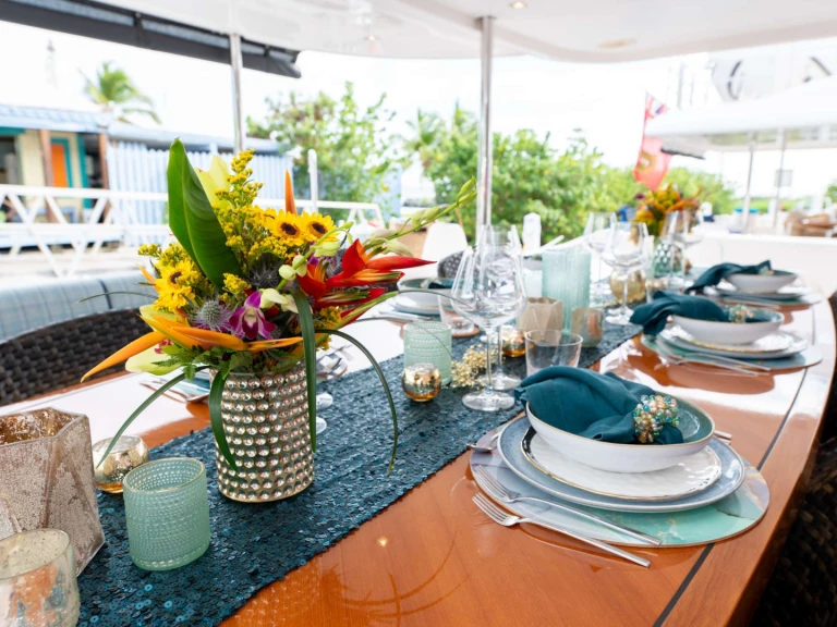 Luxury Yacht rental in Bahamas - Horizon MUCHO GUSTO