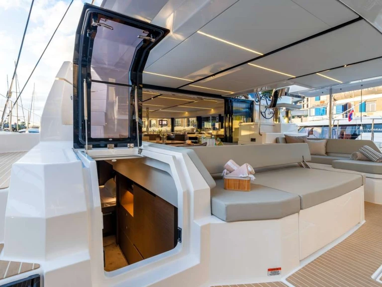 Bareboat Rental Luxury Yacht Leopard with a boat licence