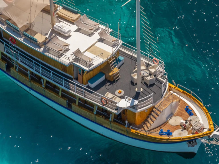 Bareboat Rental Luxury Yacht Custom with a boat licence