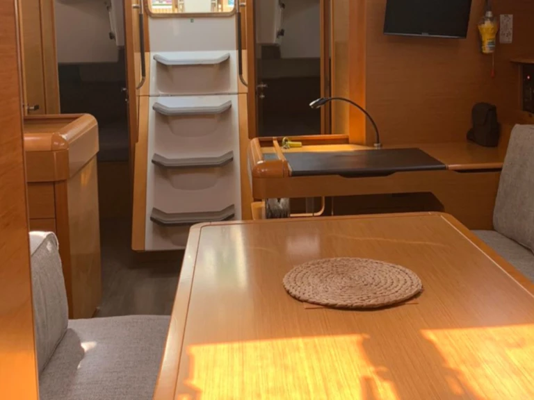 Sailboat rental with or without captain Jeanneau Plataniás