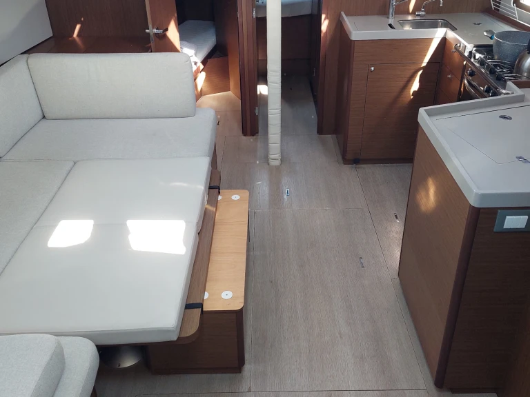 Sailboat for rent Plataniás at the best price