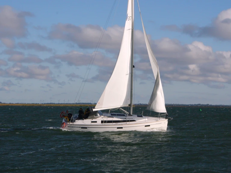 Sailboat rental in Heiligenhafen - Bavaria Cruiser 37