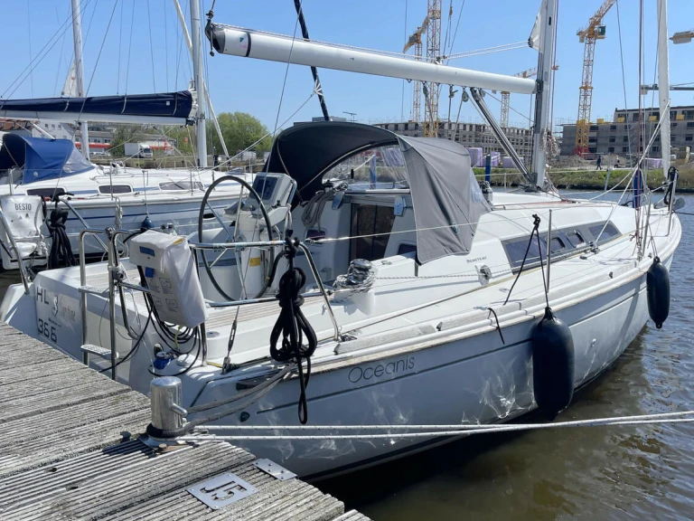 Bénéteau Oceanis 31 charter bareboat or captained in  Barth