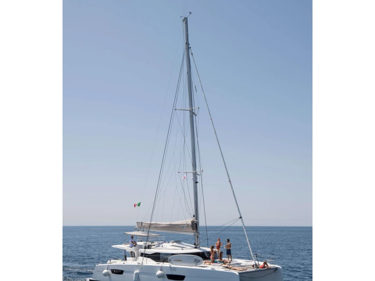 Boat rental Fountaine Pajot Fountaine Pajot Saona 47 (Wm-AC-Gen-Sol.Pan) in Castellammare del Golfo on Samboat