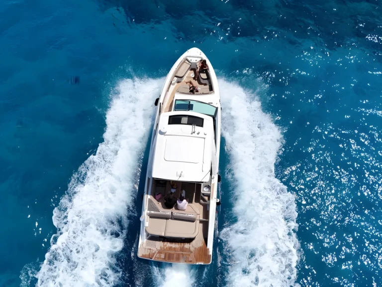 Bareboat Rental Motorboat Sea Ray with a boat licence