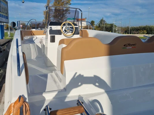 Bareboat Rental Motorboat Cayman with a boat licence