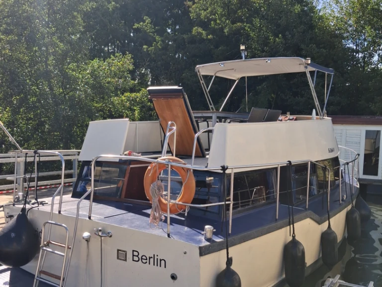 Houseboat rental with or without captain Motoryachten Wildau