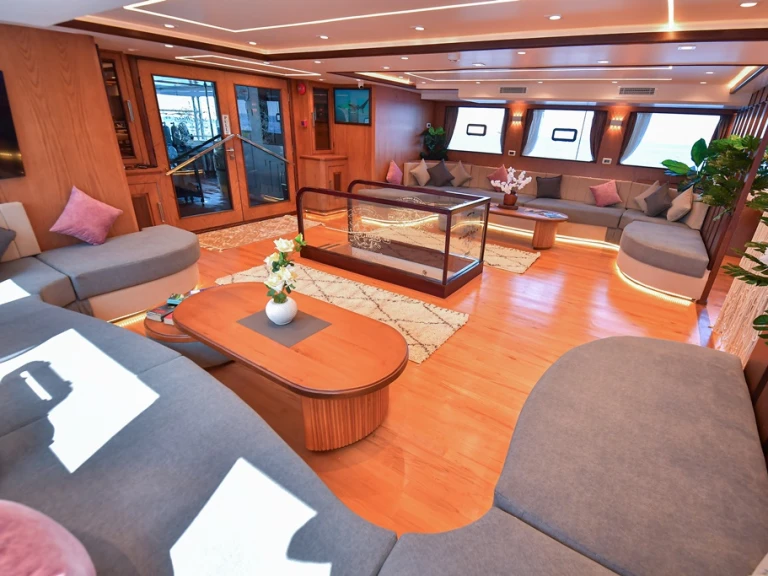 Luxury Yacht for rent Sharm el Sheikh at the best price