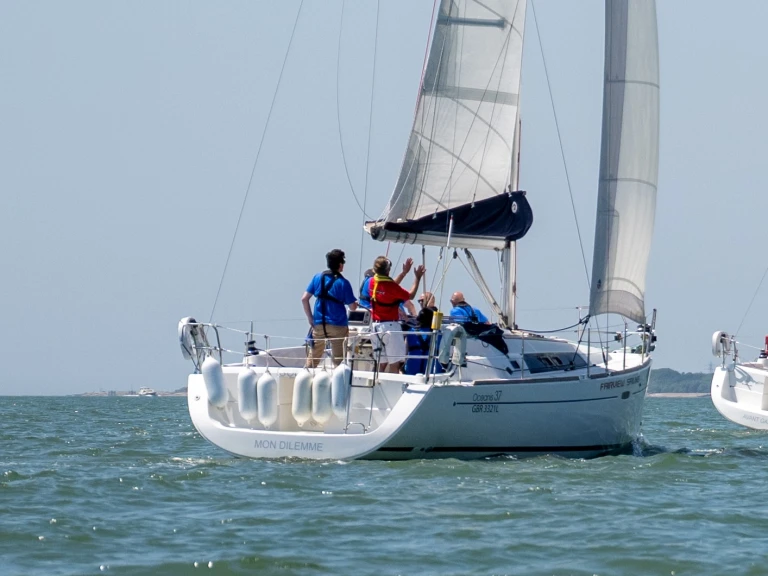 Boat rental Bénéteau Oceanis 37 in Hamble-le-Rice on Samboat