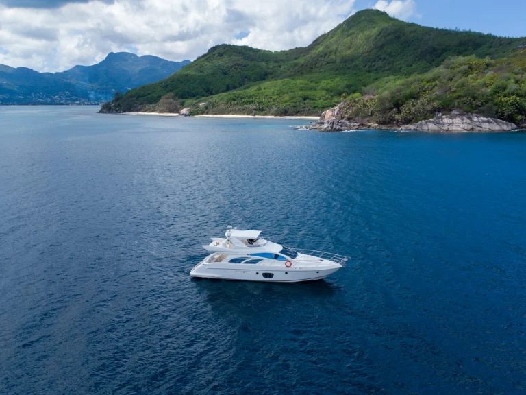 Luxury Yacht rental in Eden Island - Azimut Azimut 55 Fly - 4 cab.