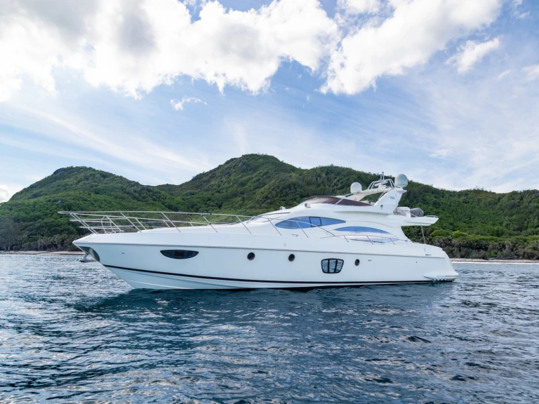 Boat rental Azimut Azimut 68 E in Eden Island on Samboat