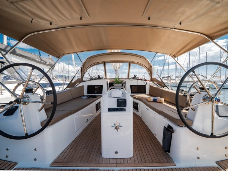 Jeanneau Sun Odyssey 415 in Néa Péramos on SamBoat