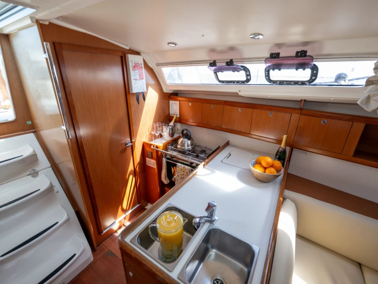 Sailboat rental in Hamble-le-Rice - Bénéteau Oceanis 37