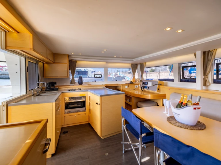 Lagoon Lagoon 450 in Costa de Lisboa on SamBoat