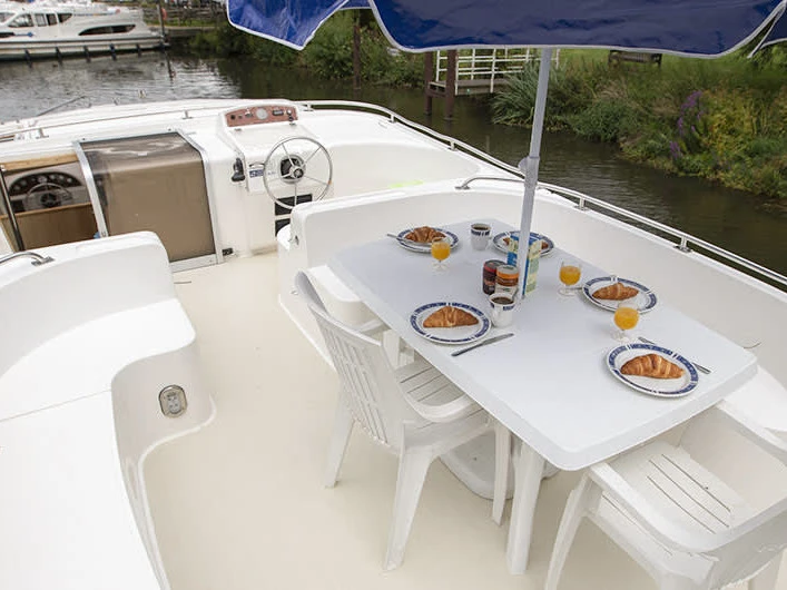 Bareboat Rental Motorboat Le Boat with a boat licence