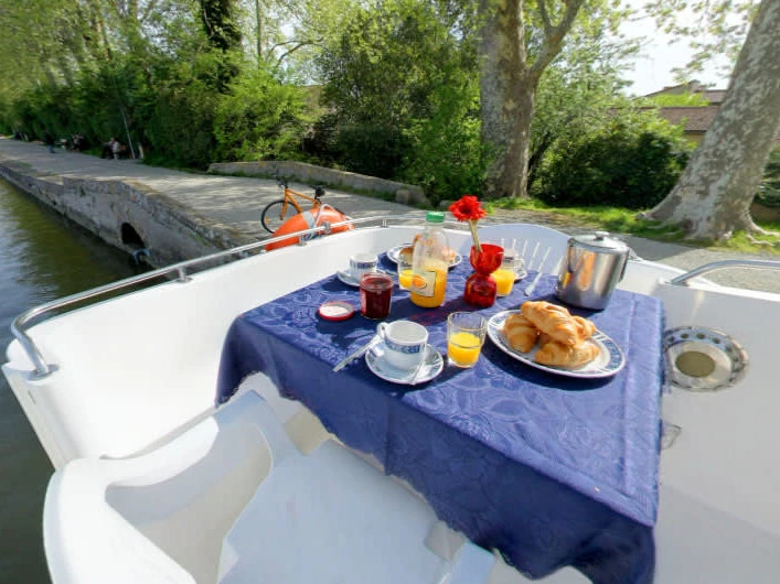 Motorboat for rent Saint-Gilles du Gard at the best price