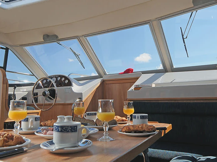 Motorboat rental with or without captain Le Boat Homps
