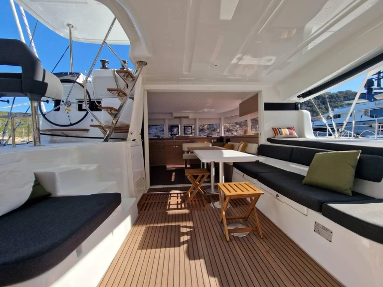 Catamaran rental in Bonifacio - Lagoon Lagoon 43