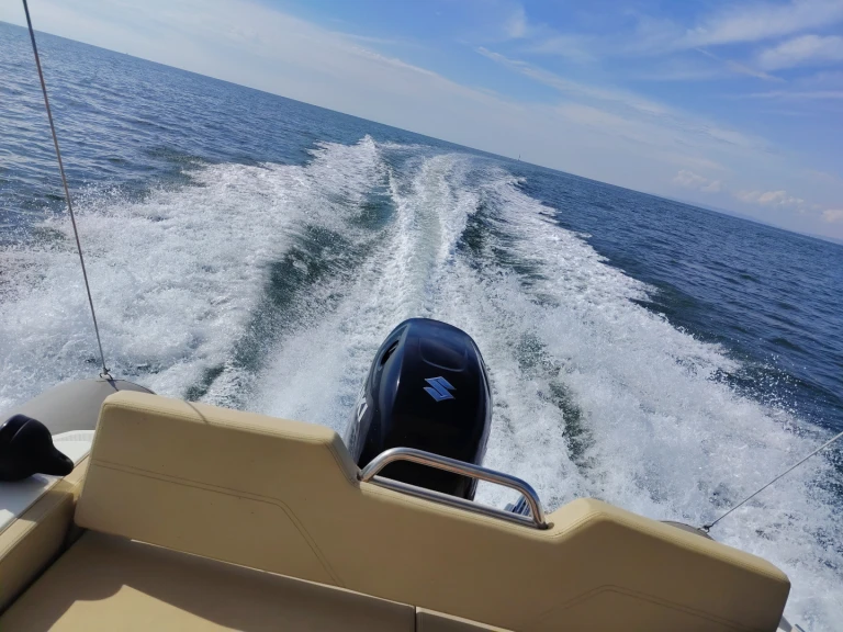 Bareboat Rental Motorboat Karnic with a boat licence